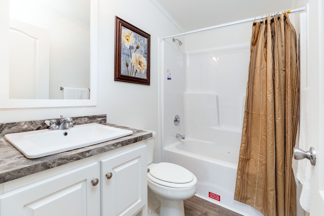 The OAK ALLEY 4424-2508B Guest Bathroom. This Manufactured Mobile Home features 2 bedrooms and 2 baths.