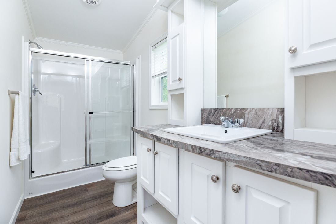 The OAK ALLEY 4424-2508B Primary Bathroom. This Manufactured Mobile Home features 2 bedrooms and 2 baths.